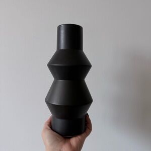 STRUCTUBE CERAMIC GEOMETRICAL VASE IN BLACK